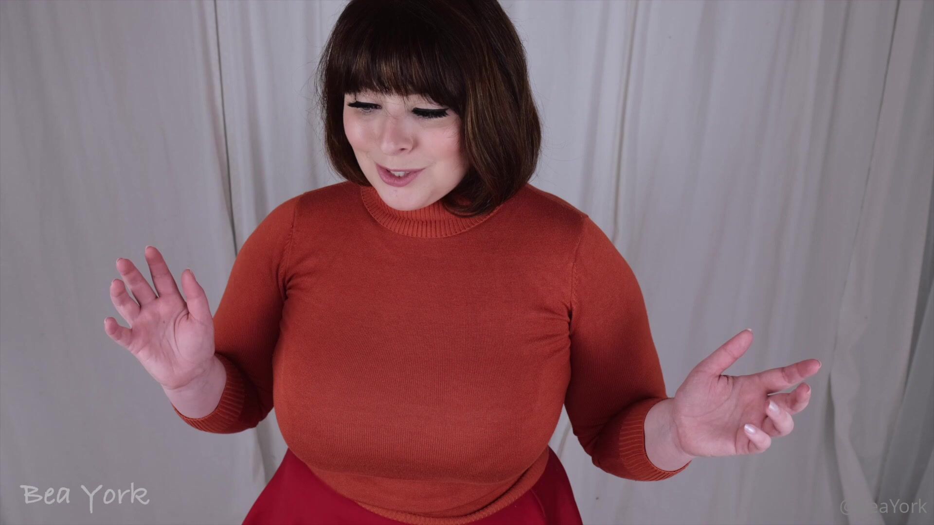 BBW Velma Cosplayer fucks a big dildo