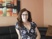 Mature D@wn gets a huge cum load on her face