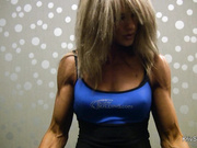 Pretty girl pump biceps in the gym