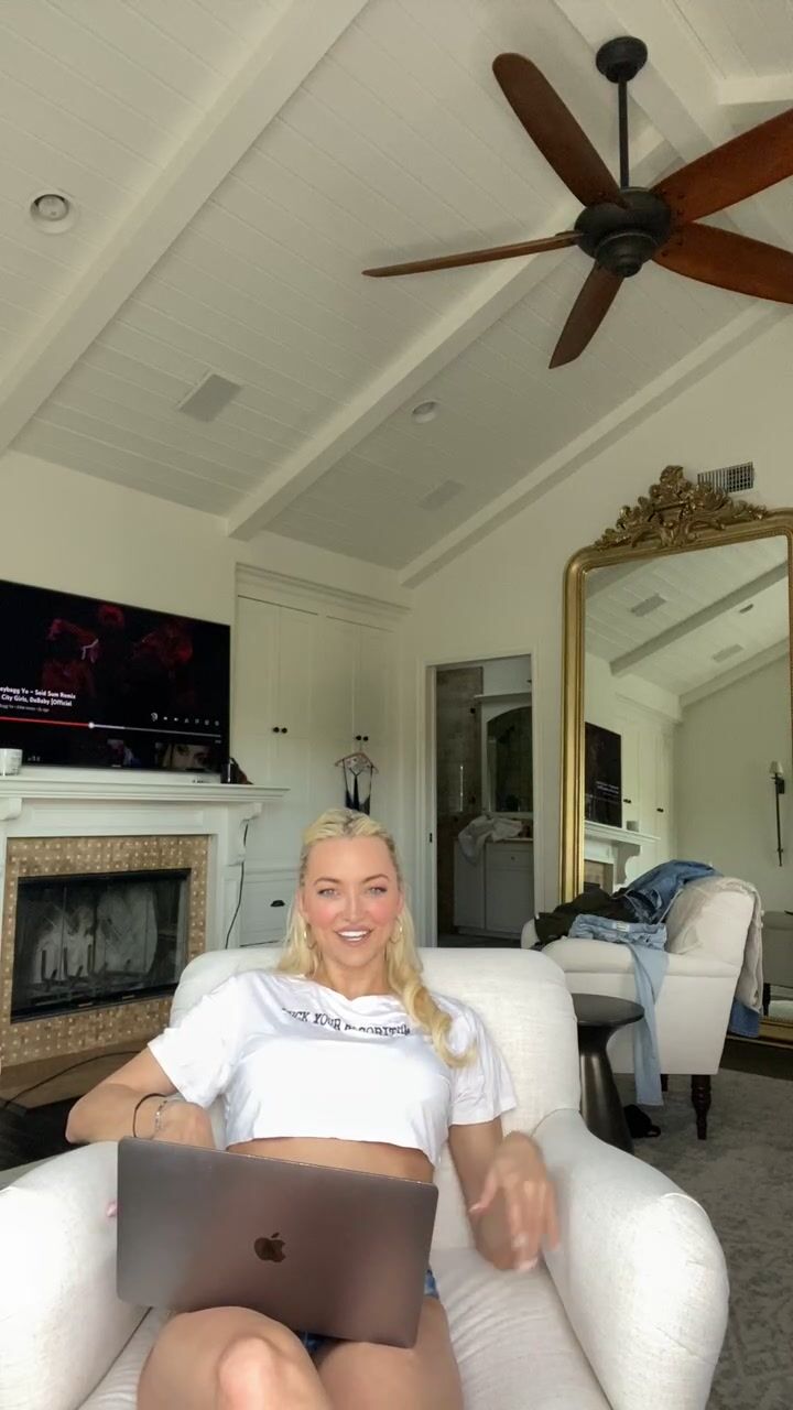 Lindsey Pelas Live OF 2