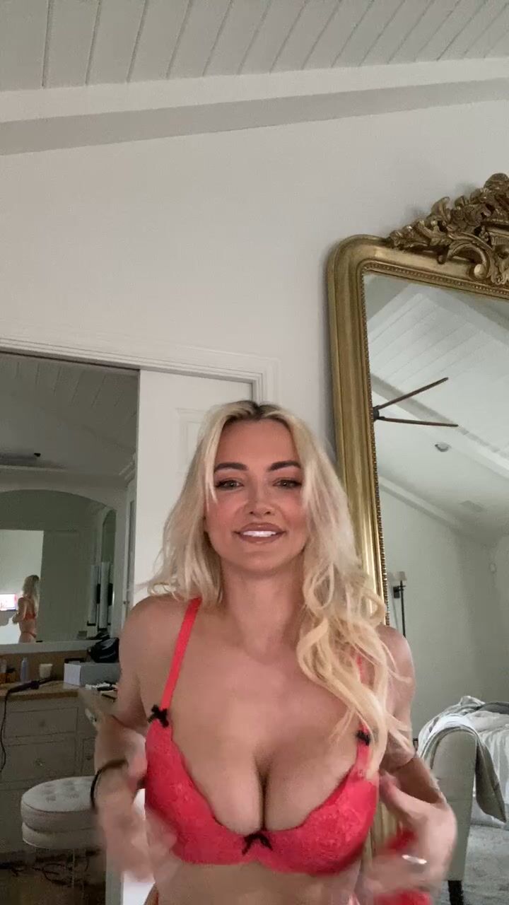 Lindsey Pelas Live OF 4