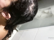 biatrois suckin dick in the shower