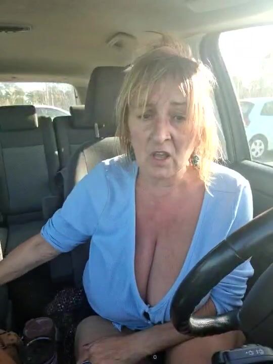 Phryna déballe ses gros seins