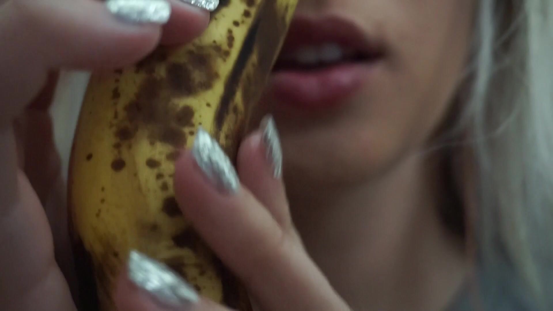 Claudy asmr how I eat banana