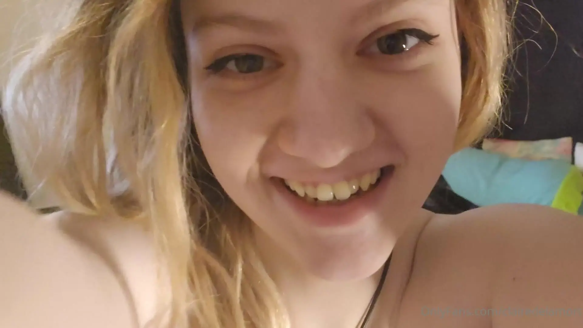 Annonalfa  Claire Mort - POV kisses