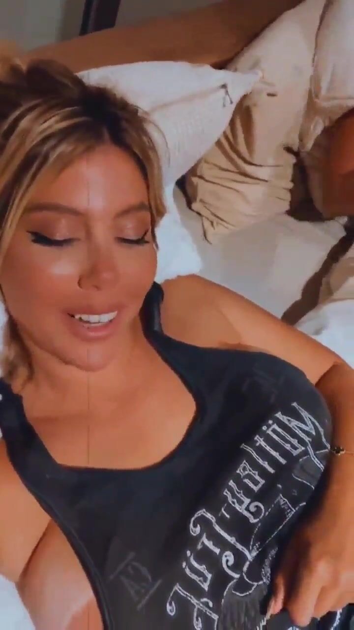 A Wanda se le escapa una teta