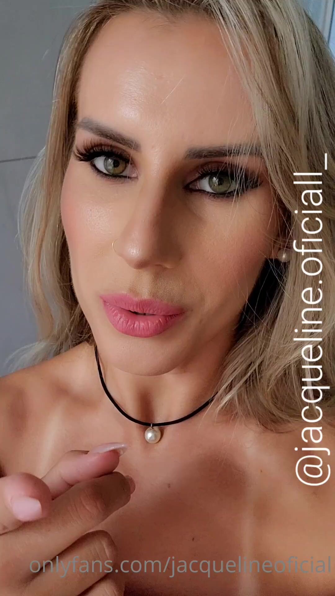 Jacqueline oficial nua