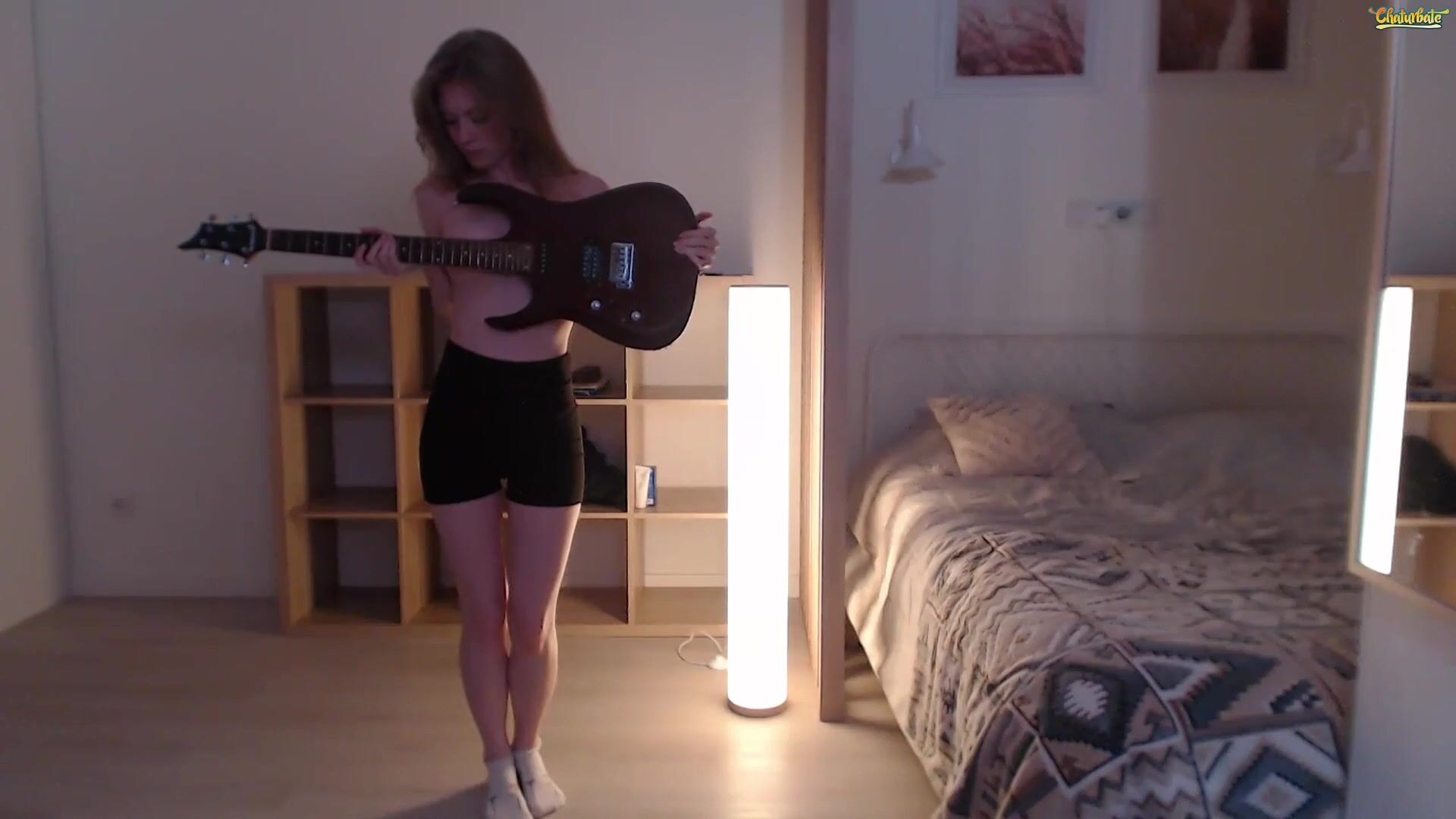 Scharmanta guitar as bra