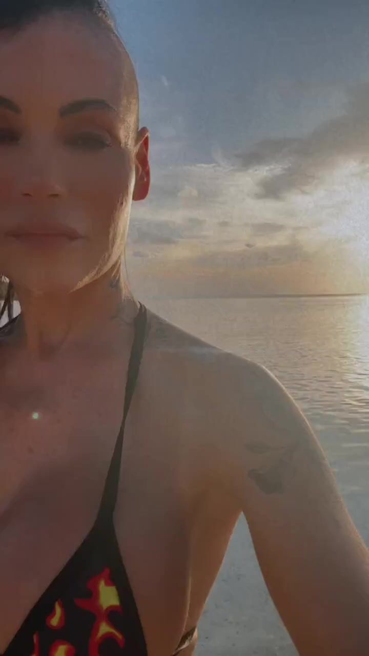 Pia Fonte  Lilbuttcurvaceous Live on Beach