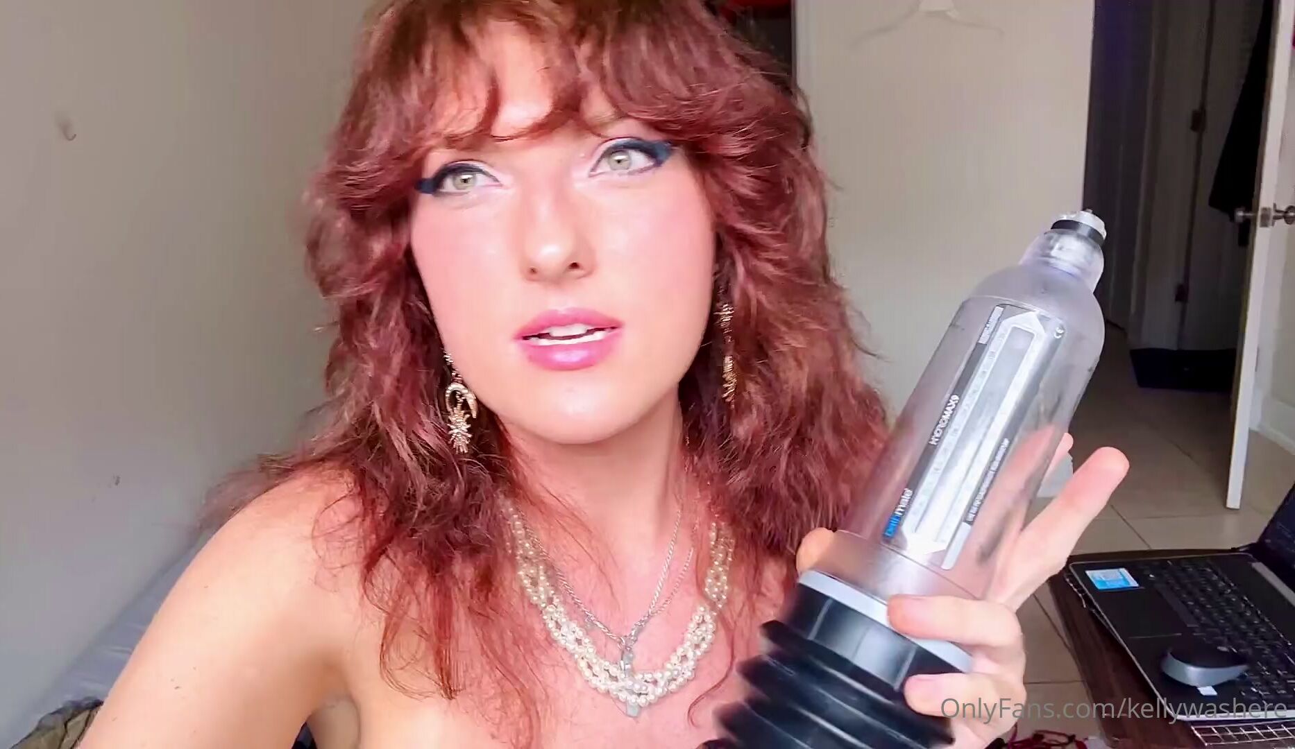 Transgirl Kellywa5here pump her huge Cock and Cums