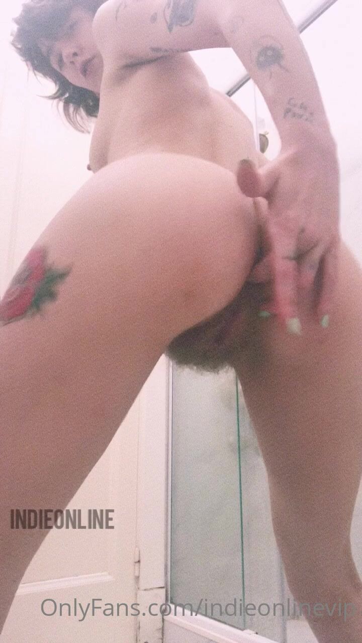 indieonlinevip plays in the shower.