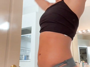 Laurenann77 took a showers and play with her pussy