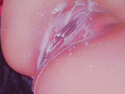 Pamu Gott tirandose leche en la concha