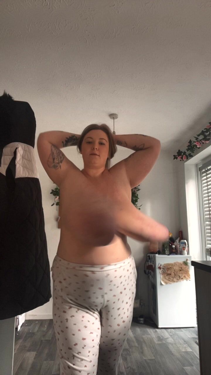 Chlozee swings her tits