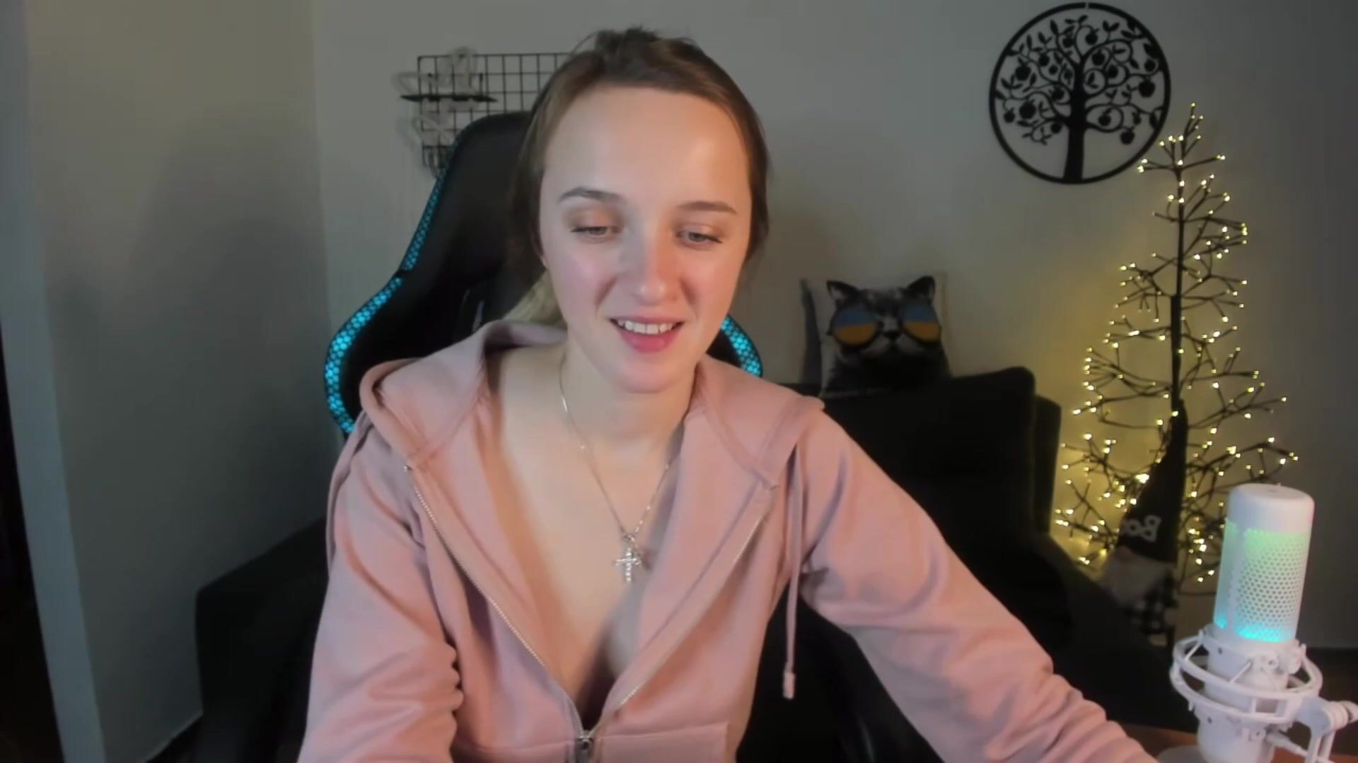 Rousereed flash boobs and pussy 2