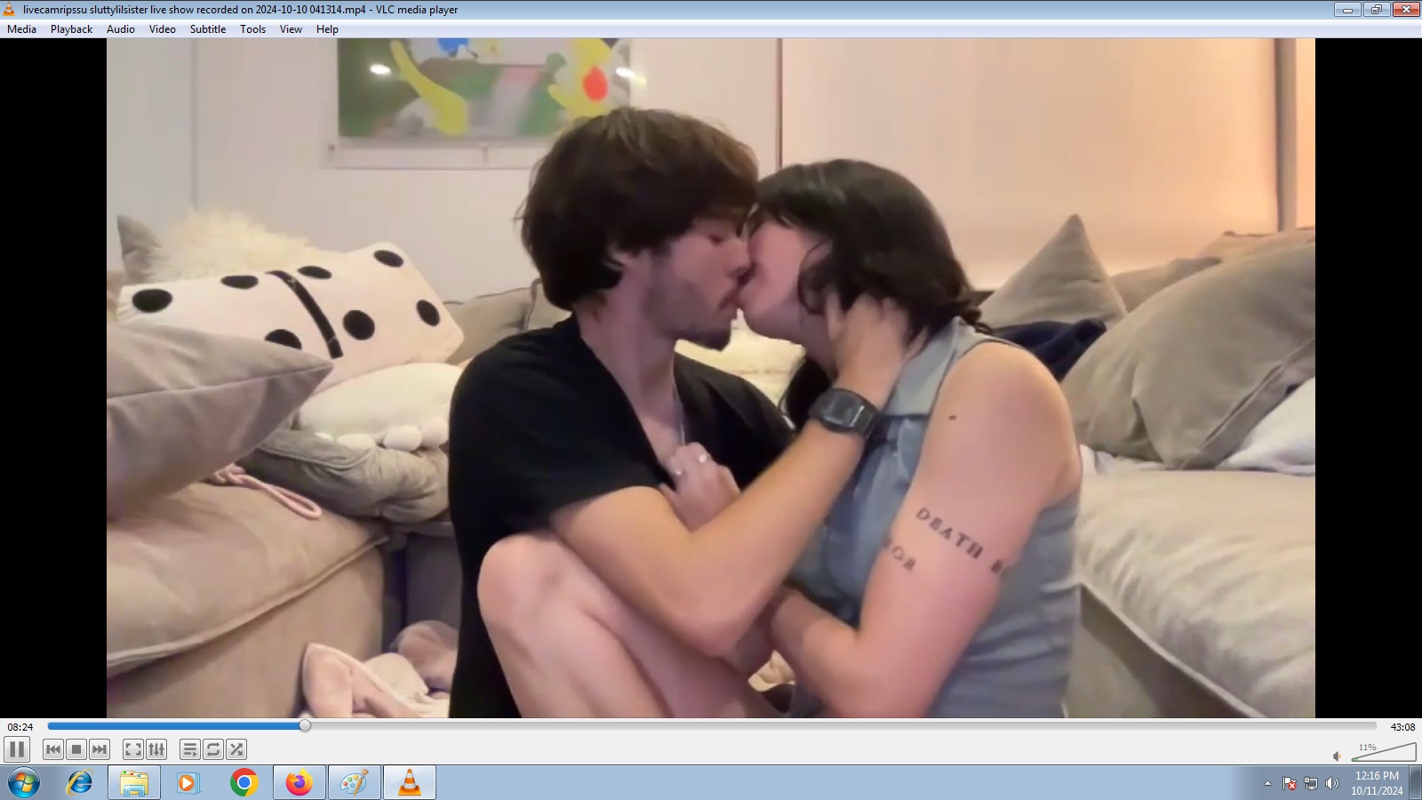 Sluttylilsister kissing couple
