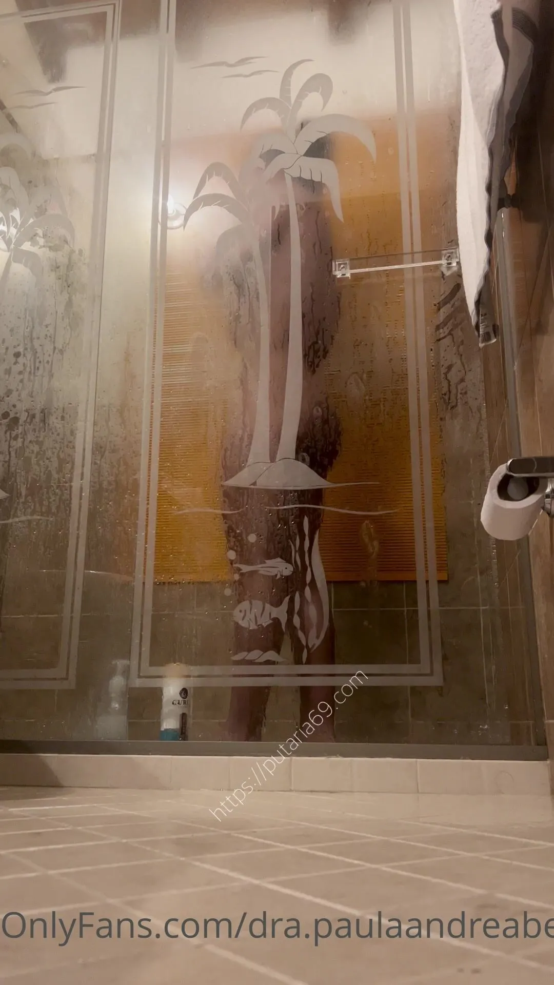 Paula Andrea Betancur shower