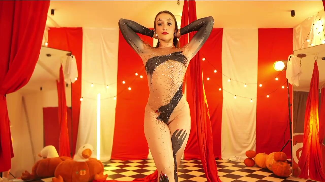 _Meganmeow_ 2024-11-01 halloween circus aerial pt1