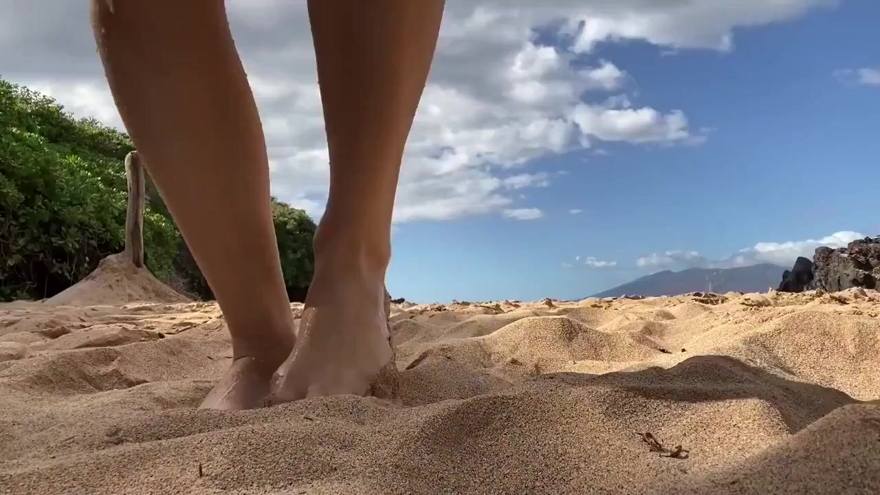 Alex Daddario gives you a cheeky view
