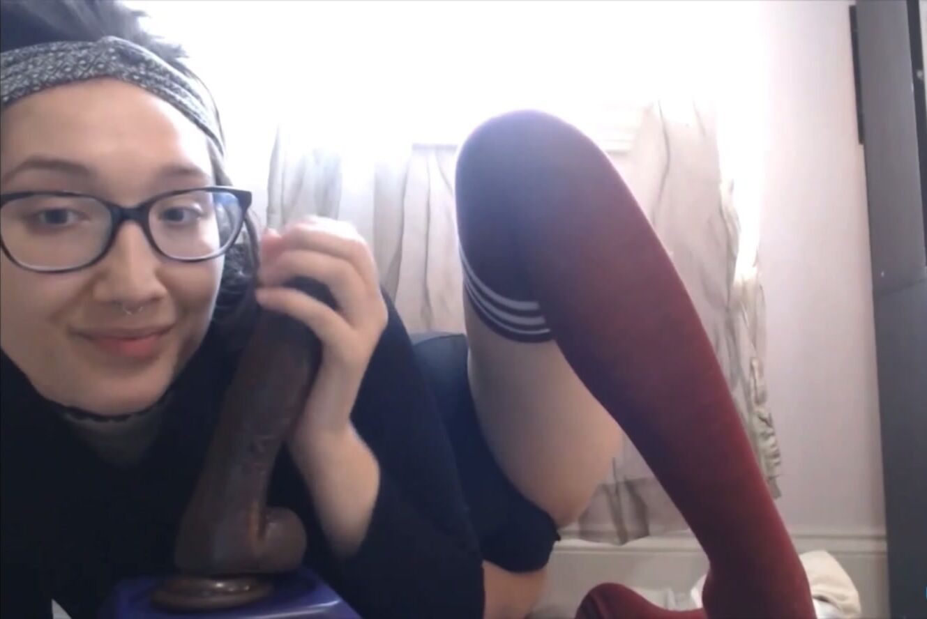 Natsxroom playing with her dildo until she squirts