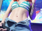 Awondrr squirts in her Jeans