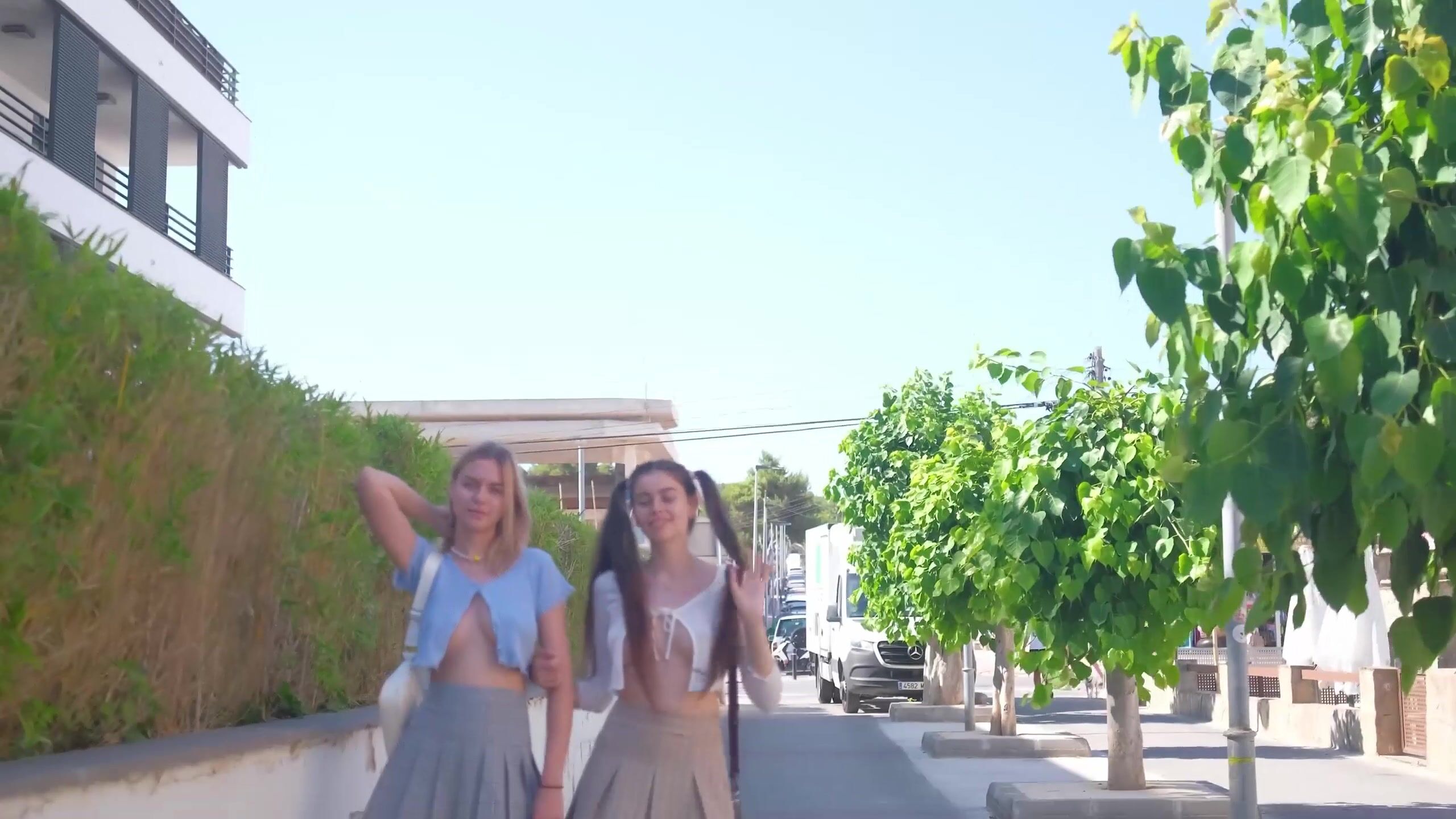 BralessForever - Alissa & Lana 002