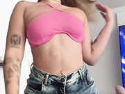 Isabella muestra su gran culo