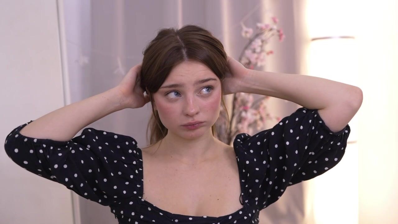 Floret_joy gets fully naked towards the end
