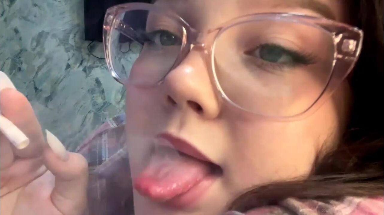 Sexy natural Girl smoke 54336