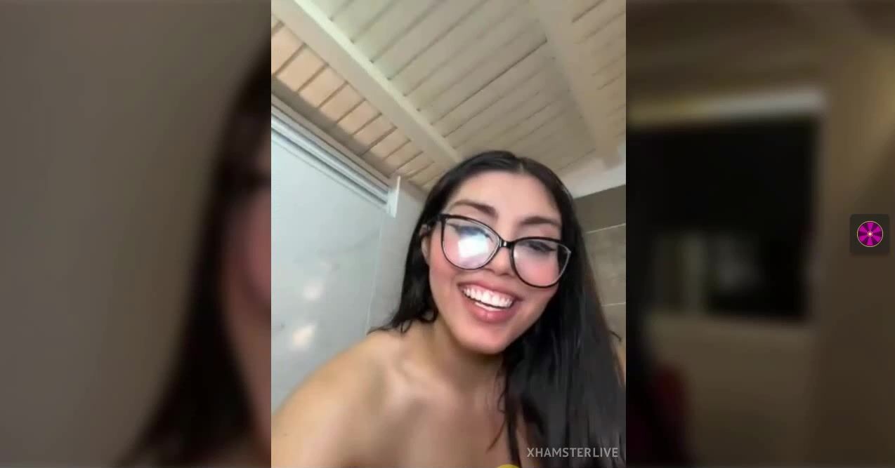 zui_lu pee dress on gym friend suck tit
