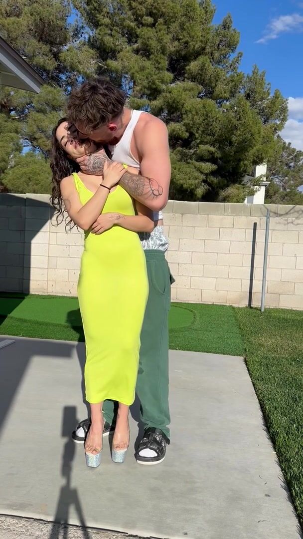 Jameliz Gets Pounded Outside The House