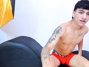 mike wird zum ersten mal mit strapon gefickt teil 2