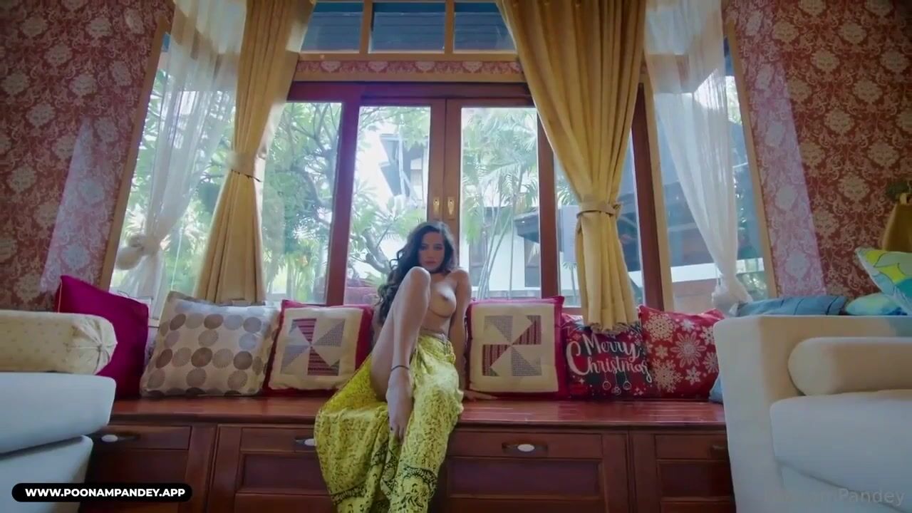 Poonam Pandy - Merry Christmas