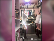 DELICIOUSSDIXIE & FRIEND FLASH RUB PUSSY IN BAR