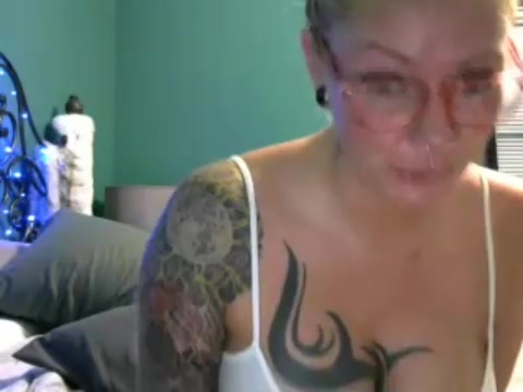 Tattooed Blonde ; Rubia tatuada