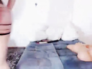 Chica con e asombroso trasero monta consolador.