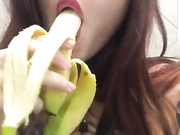 Daniela Basadre chupando banana