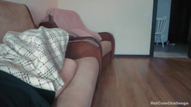Le hace un pete mientras duerme