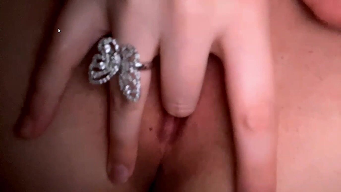 Mariah95 fingering pussy and ass