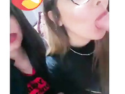 Vale petea con su amiga