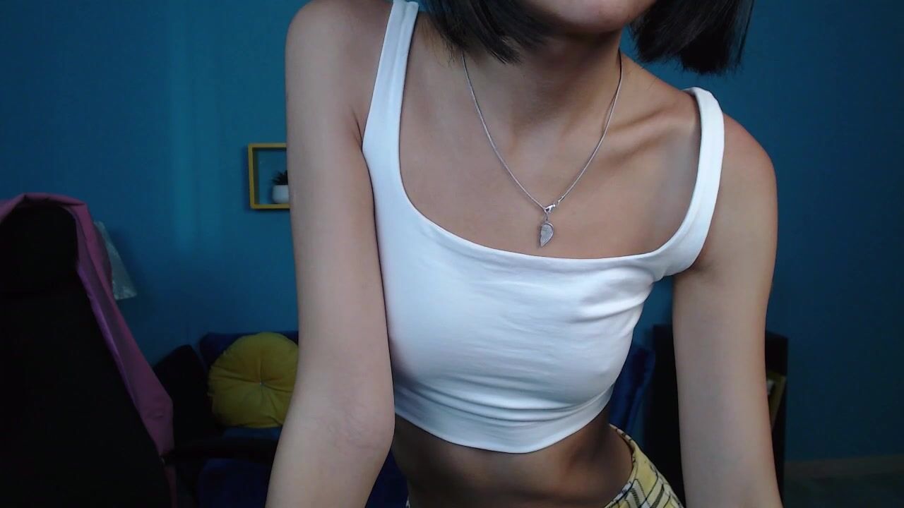 Ivyreenie braless, plays whard nipples and shakes ass