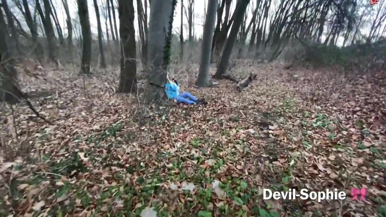 Devil-sophie - Gefesselt im Wald zurück gelassen