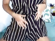 La pequeña Melissa se desnuda, masturba y se corre