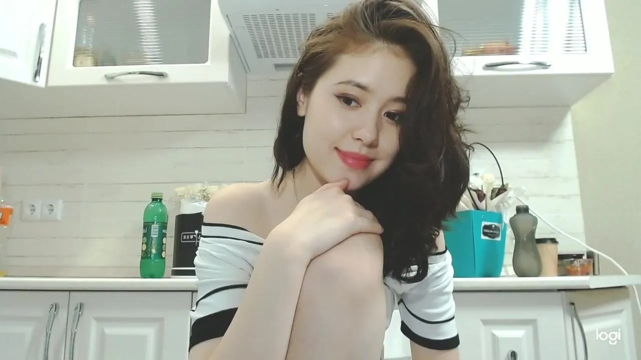 Aynakio's fingers exploring her skin