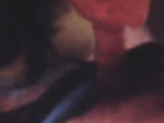 De rodillas chupandolo, le gusta llegar hasta el fondo