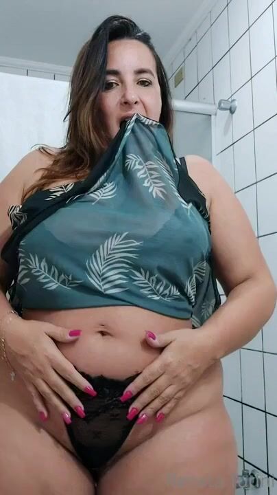 Comendo a buceta da coroa baixinha Coroa se exibindo nua