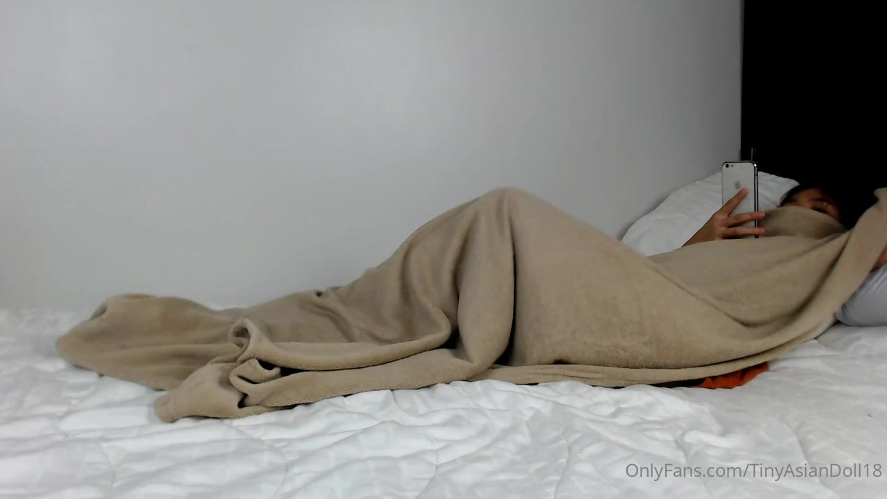 Tinyasiandoll18 listening to roommate fuck
