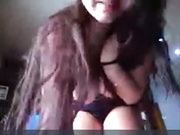 Morenaza se pone pinzas en el coño y las tetas