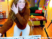 Eatmygingersnapps squirts (pee) in glass