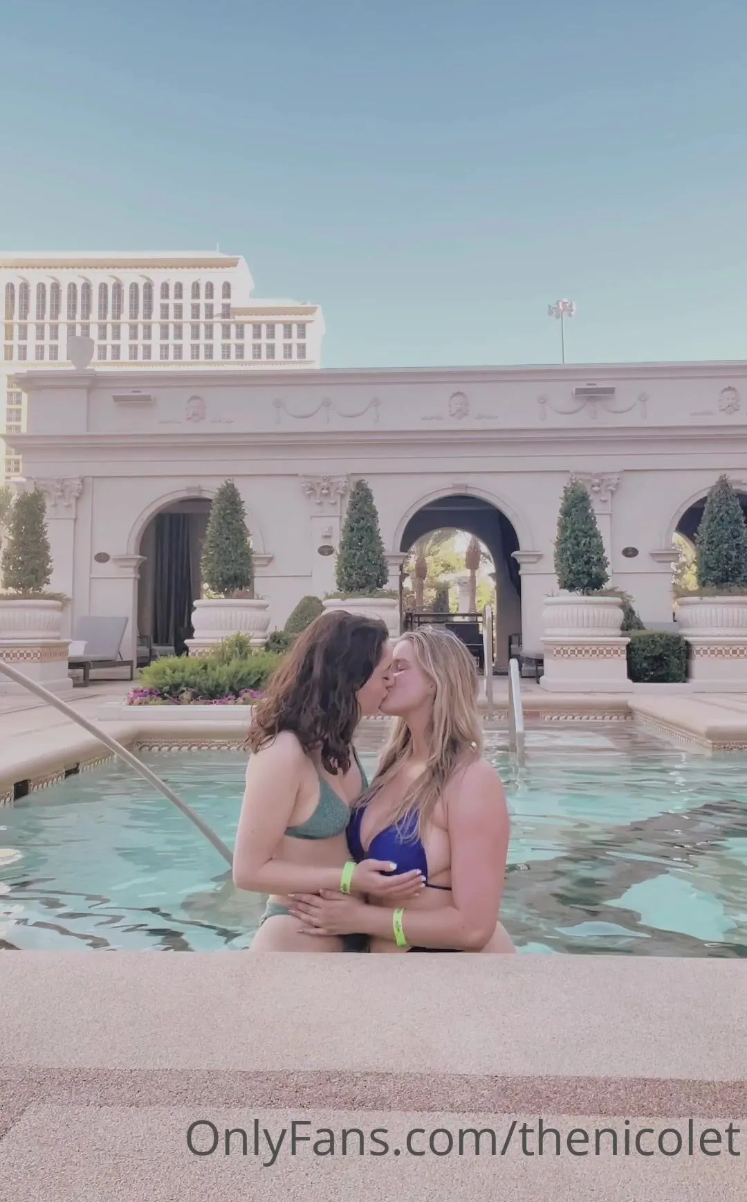 Thenicolet lesbian kissing